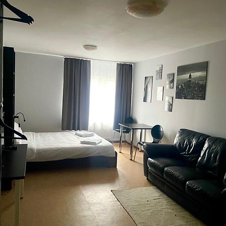Central Hostel 叶尔加瓦 外观 照片